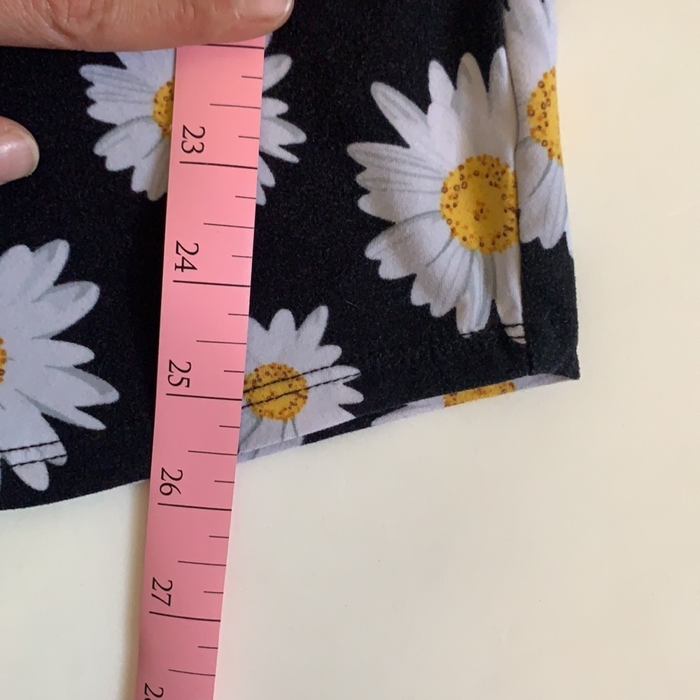 No Boundaries Black Sunflower Pattern Tank Top - Picture 6 of 9